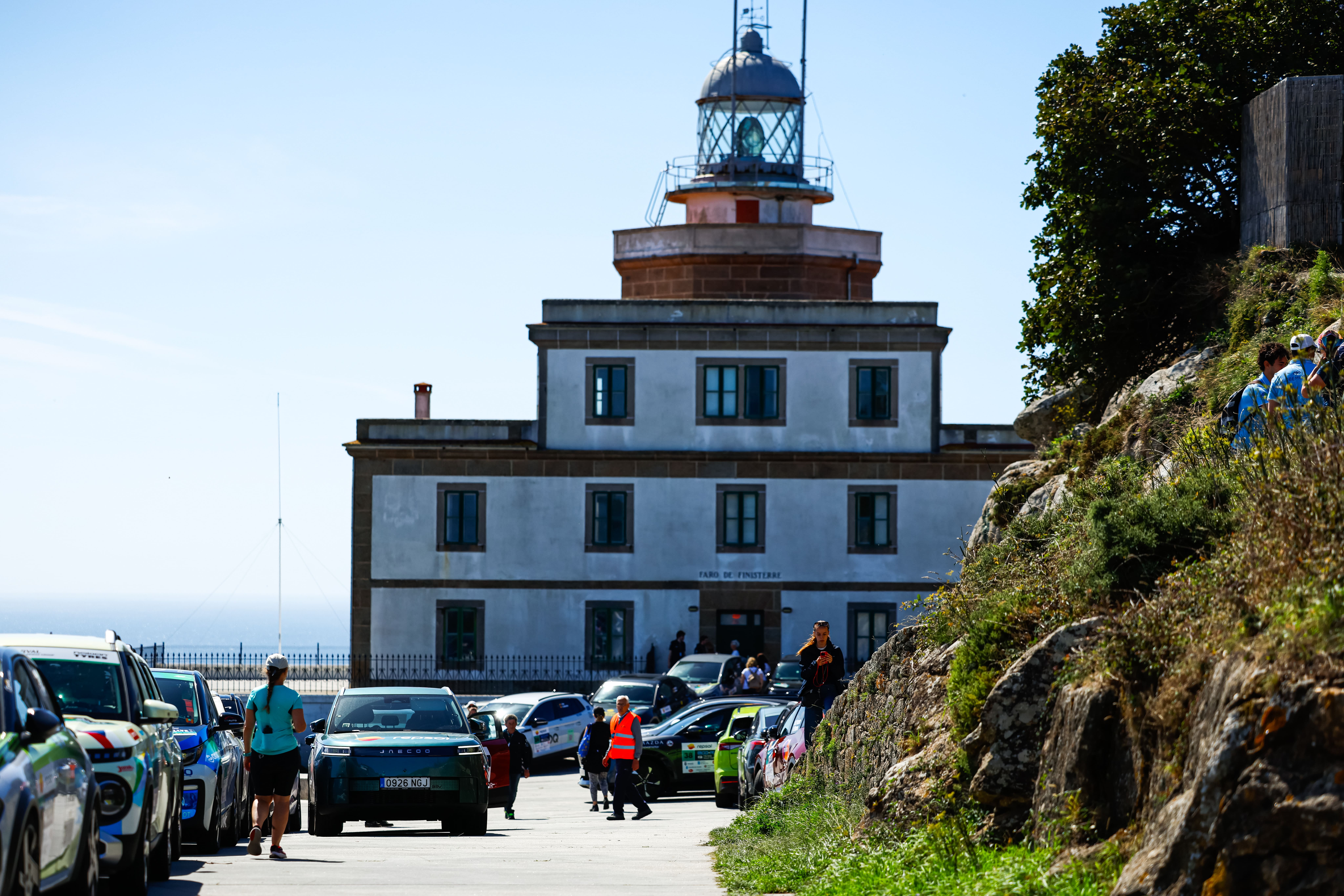 La caravana del 10º Repsol EcoRallye A Coruña completa la primera mitad de la etapa de hoy con su llegada al emblemático faro de Fisterra